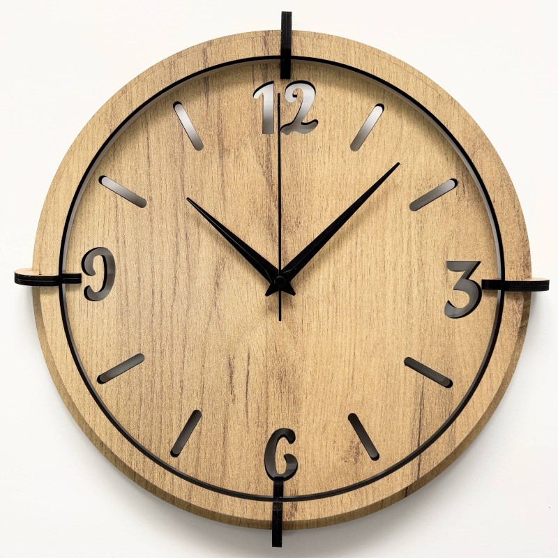 Moderne Wanduhr aus Holz in Eichenoptik mit schwarzen Ziffern.
