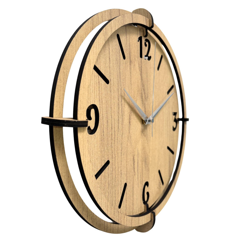 Moderne Wanduhr aus Holz in Eichenoptik mit schwarzen Ziffern.