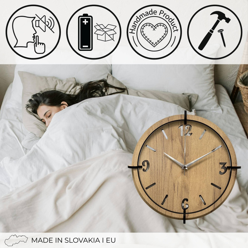 Elegante Wanduhr im Eichenholz-Natur-Stil mit schwarzen Zeigern.