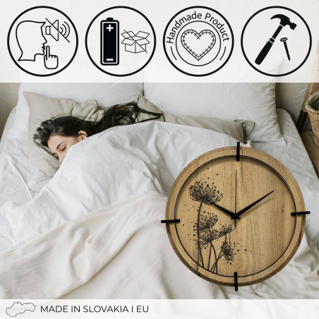 Designeruhr aus HDF-Platte mit geräuschlosem Betrieb und Wiesenmotiv.