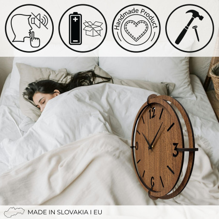 Elegante Wanduhr aus Walnussholz mit markanten Ziffern für ein modernes Interieur