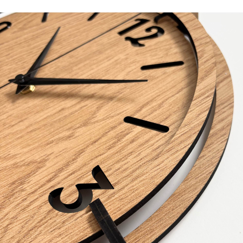 3D-Uhr aus Eichenholz – markante schwarze Ziffern und leises Quarzwerk