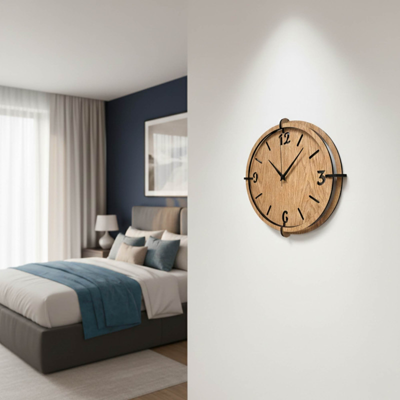 Stilvolle Eichenholzuhr – minimalistisches Design und kontrastierende schwarze Details