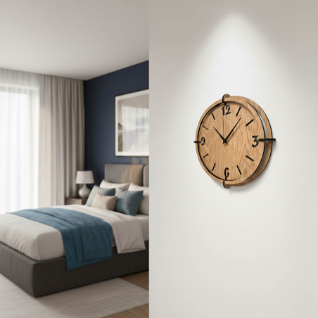 Stilvolle Eichenholzuhr – minimalistisches Design und kontrastierende schwarze Details