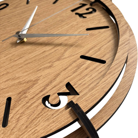 3D-Uhr aus Eichenholz – markante schwarze Ziffern und leises Quarzwerk