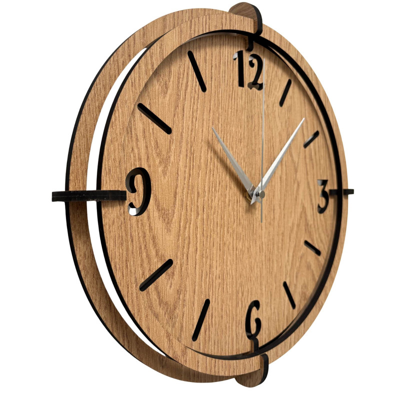 3D-Uhr aus Eichenholz – markante schwarze Ziffern und leises Quarzwerk