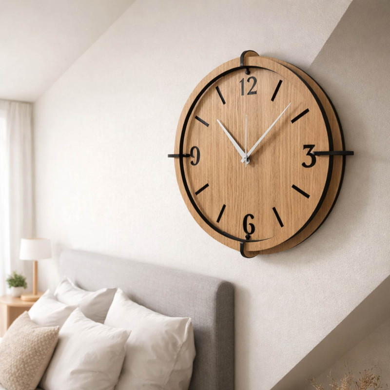 Stilvolle Eichenholzuhr – minimalistisches Design und kontrastierende schwarze Details