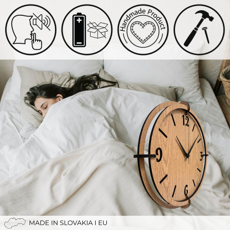 Stilvolle Eichenholzuhr – minimalistisches Design und kontrastierende schwarze Details