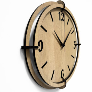Moderne Wanduhr aus Holz mit 3D-Kunststoffziffern und einem markanten Rahmen in natürlichem Dekor.
