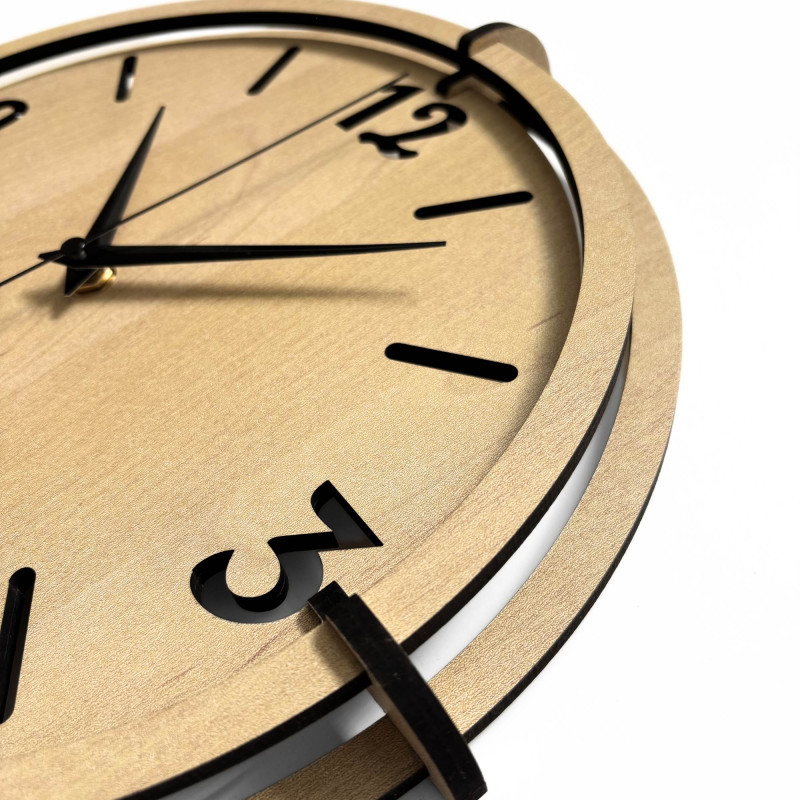 Moderne Wanduhr aus Holz mit 3D-Kunststoffziffern und einem markanten Rahmen in natürlichem Dekor.