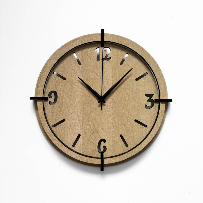 Moderne Wanduhr aus Holz mit 3D-Kunststoffziffern und einem markanten Rahmen in natürlichem Dekor.