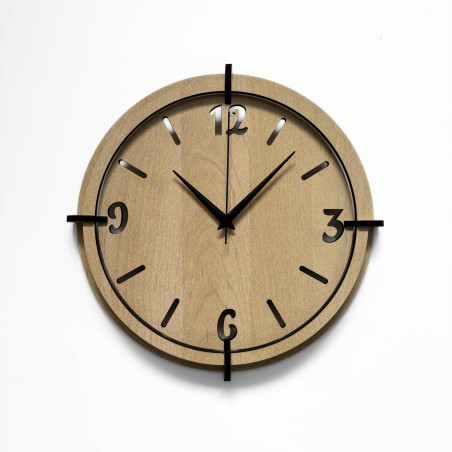 Moderne Wanduhr aus Holz mit 3D-Kunststoffziffern und einem markanten Rahmen in natürlichem Dekor.