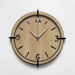 Moderne Wanduhr aus Holz mit 3D-Kunststoffziffern und einem markanten Rahmen in natürlichem Dekor. 2