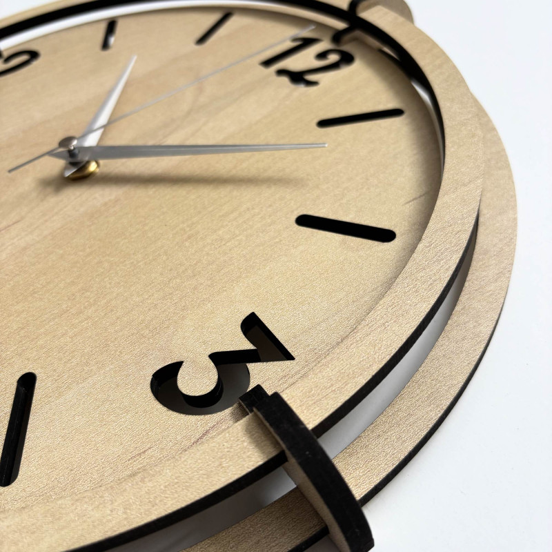 Designeruhr aus HDF-Platte mit geschichtetem Zifferblatt und minimalistischem Stil für das Wohnzimmer.