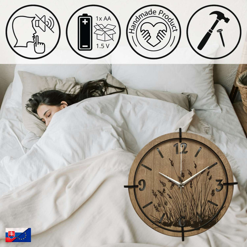 Holzuhr mit einem zarten Wiesengrasmotiv und eleganten Ziffern - ideal fürs Wohnzimmer.