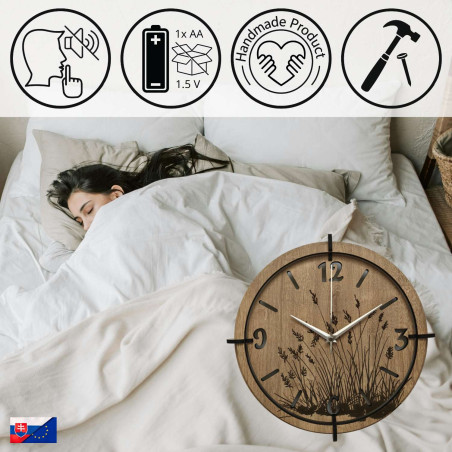 Holzuhr mit einem zarten Wiesengrasmotiv und eleganten Ziffern - ideal fürs Wohnzimmer.