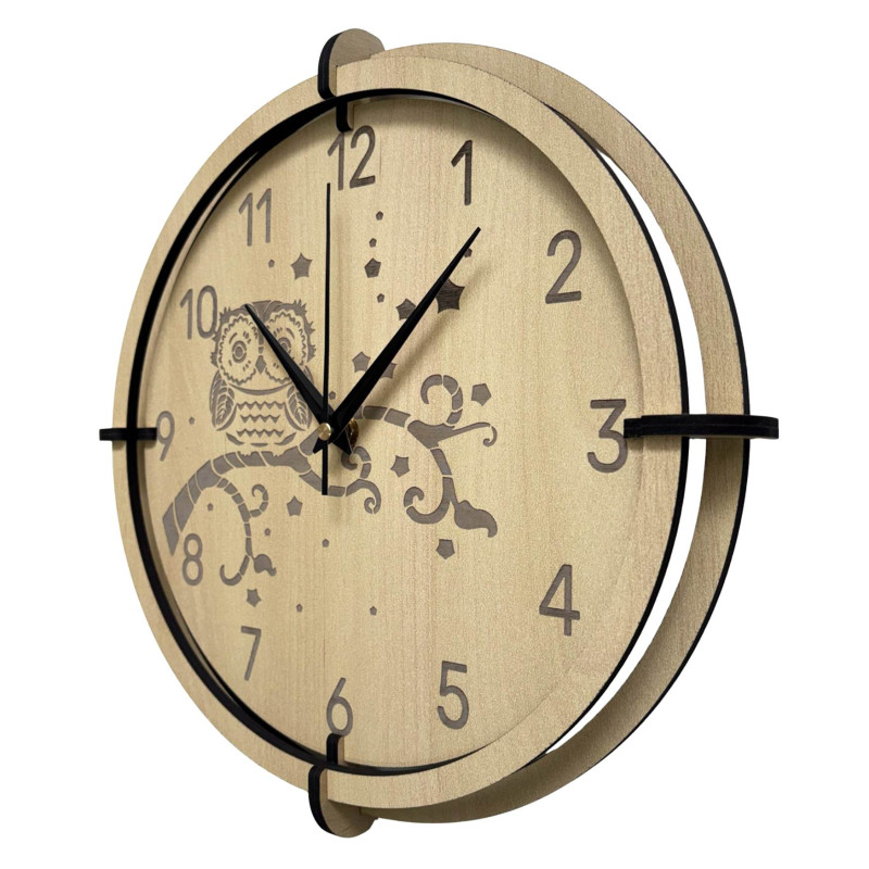 Eulen-Uhr aus Ahorn für Kinder – leise, verspielt und ideal für ein Kinderzimmer.
