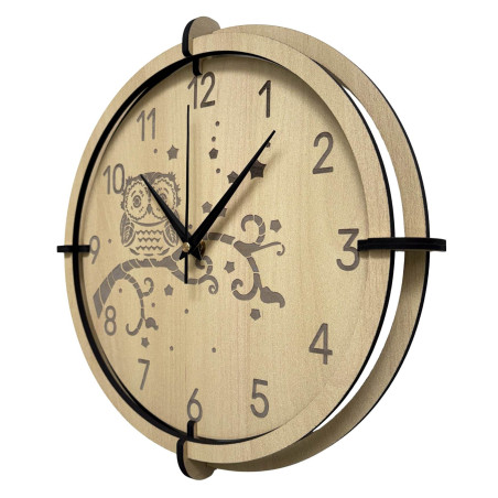 Eulen-Uhr aus Ahorn für Kinder – leise, verspielt und ideal für ein Kinderzimmer.