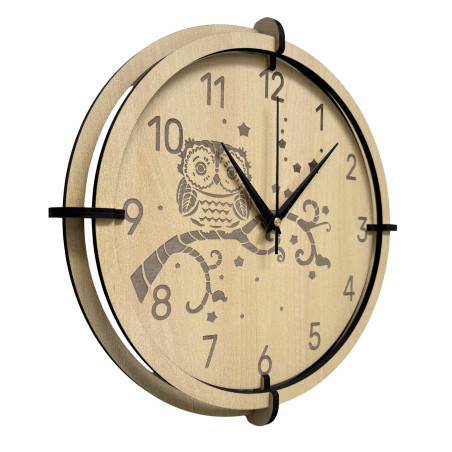 Die aus Ahornholz gefertigte Eulen-Wanduhr für Kinder bringt Ruhe und Verspieltheit.