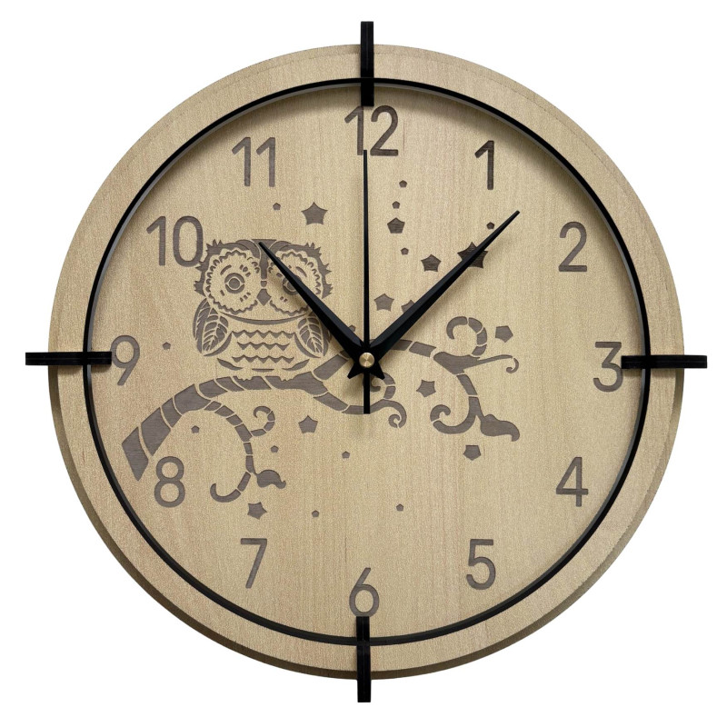 Eulen-Uhr aus Ahorn für Kinder – leise, verspielt und ideal für ein Kinderzimmer.