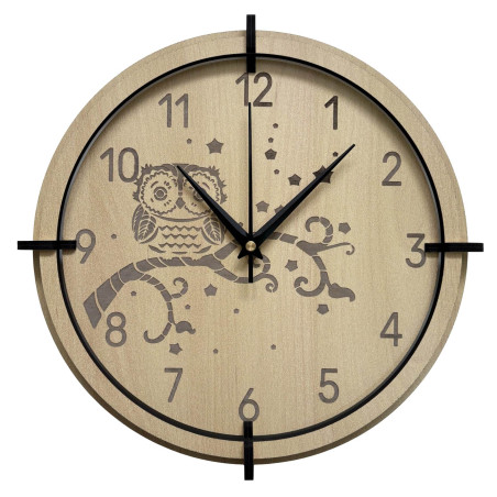 Eulen-Uhr aus Ahorn für Kinder – leise, verspielt und ideal für ein Kinderzimmer.