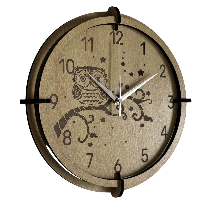 Eulen-Uhr aus Ahorn für Kinder – leise, verspielt und ideal für ein Kinderzimmer.