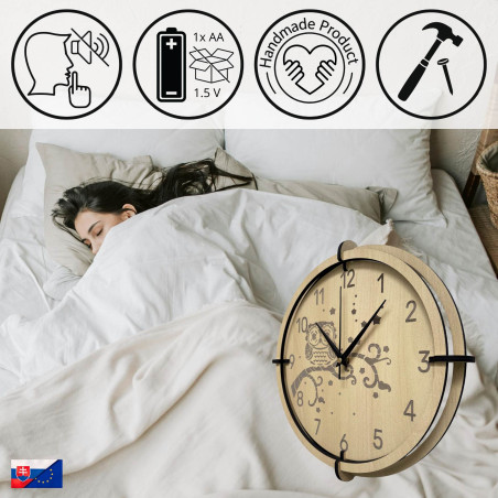 Die aus Ahornholz gefertigte Eulen-Wanduhr für Kinder bringt Ruhe und Verspieltheit.