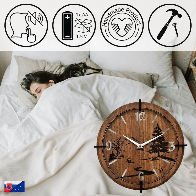 Moderne Wanduhr mit Waldpanorama. Leiser Betrieb und einzigartiges Design für Ihre Einrichtung.