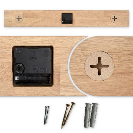 Stilvolle Holzuhr mit Metallzeigern