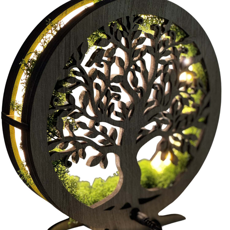 Nahaufnahme eines hinterleuchteten, hölzernen Lebensbaums, umgeben von Moos.