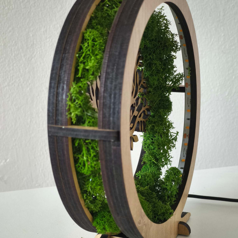 Stilvolle Tischlampe mit dem Symbol des Lebensbaums und grünem Moos.