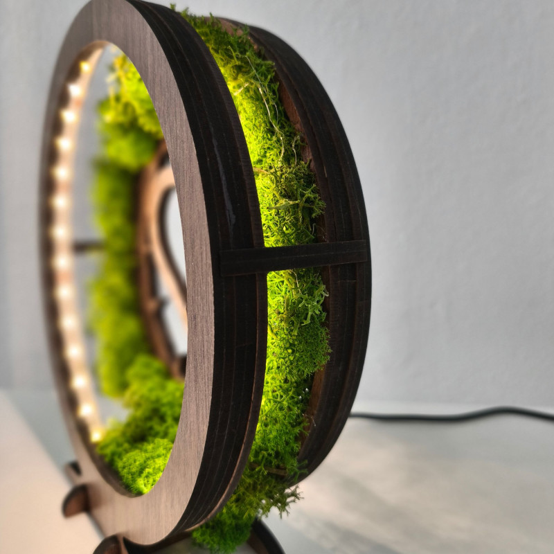 LED-Holzlampe mit Herz- und Kreuzmotiv. Natürliches Moos und warmes Licht für Ihr Zuhause.