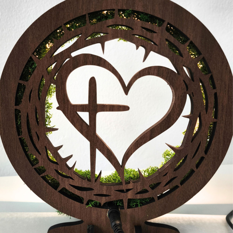 Suchen Sie ein einzigartiges Geschenk? Eine LED-Lampe mit Moos und einem christlichen Symbol ist die perfekte Wahl.