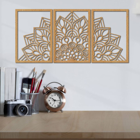 Eine präzise geschnitzte Mandala und eine Uhr. Eine Verbindung von Kunst und Naturmaterial.