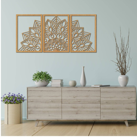 Eine präzise geschnitzte Mandala und eine Uhr. Eine Verbindung von Kunst und Naturmaterial.