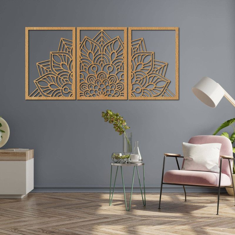 Eine präzise geschnitzte Mandala und eine Uhr. Eine Verbindung von Kunst und Naturmaterial.