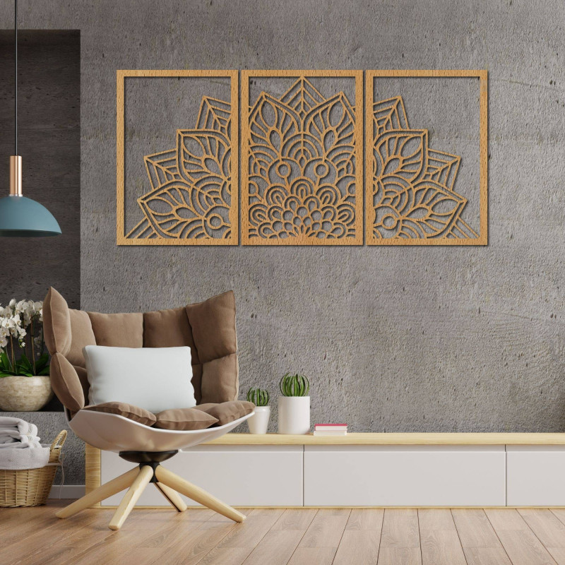 Eine präzise geschnitzte Mandala und eine Uhr. Eine Verbindung von Kunst und Naturmaterial.