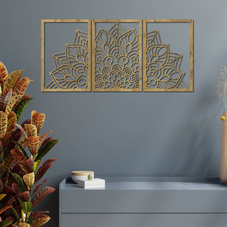 Eine präzise geschnitzte Mandala und eine Uhr. Eine Verbindung von Kunst und Naturmaterial.