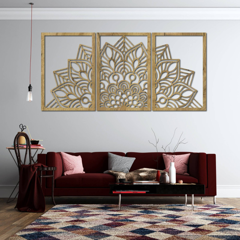 Eine präzise geschnitzte Mandala und eine Uhr. Eine Verbindung von Kunst und Naturmaterial.