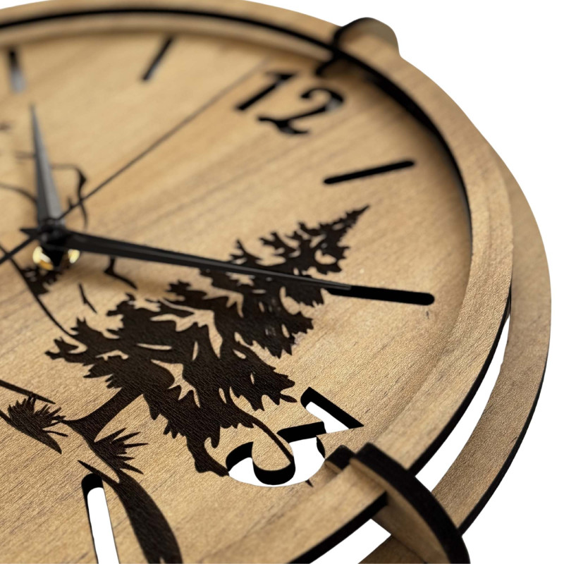 Elegante Uhr mit einem Motiv aus Bäumen und einem gewundenen Fluss