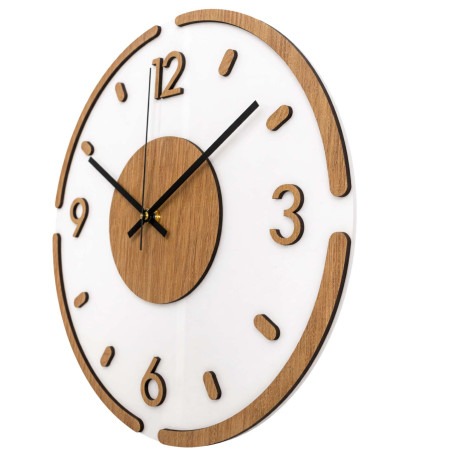 Elegante weiße Uhr mit Holzdetails und silberfarbenen Metallzeigern.