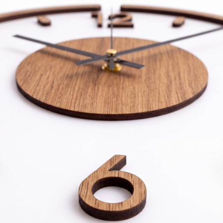Moderne Wanduhr aus Holz und Weiß – 3D-Eichendekor