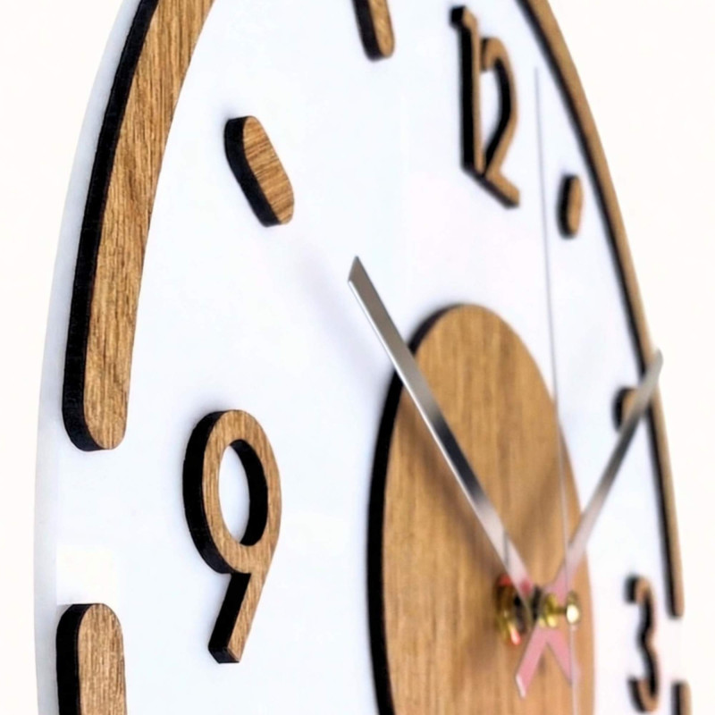 Stumme Wanduhr: weißes Zifferblatt, Holzziffern, silberne Zeiger.