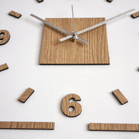 Designer-Wanduhr aus HDF, Eichenholzoptik und weißem Plexiglas