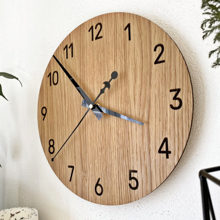 Moderne Wanduhren aus echtem Eichenholz vereinen handwerkliches Können, Stille und zeitlose Ästhetik.