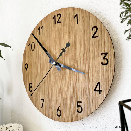 Moderne Wanduhren aus echtem Eichenholz vereinen handwerkliches Können, Stille und zeitlose Ästhetik.