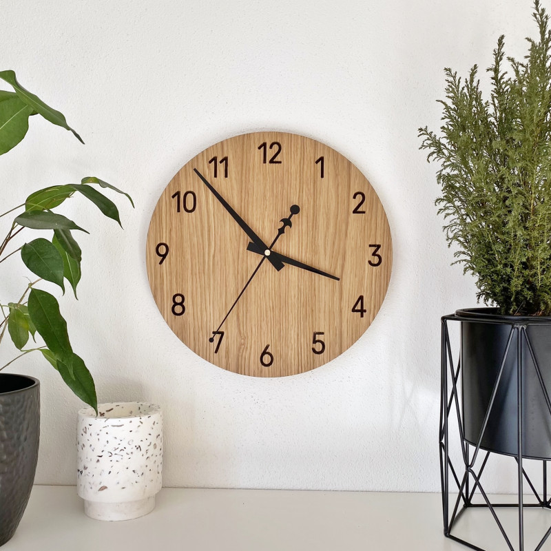 Moderne Wanduhren aus echtem Eichenholz vereinen handwerkliches Können, Stille und zeitlose Ästhetik.