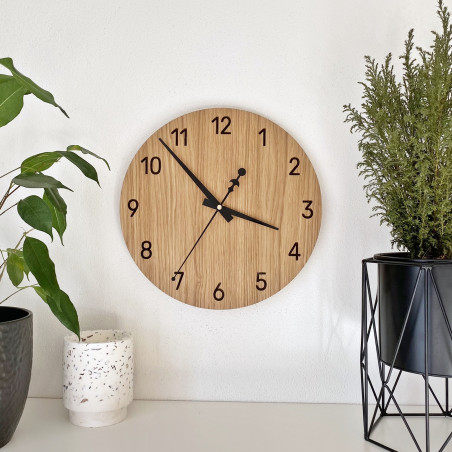 Moderne Wanduhren aus echtem Eichenholz vereinen handwerkliches Können, Stille und zeitlose Ästhetik.