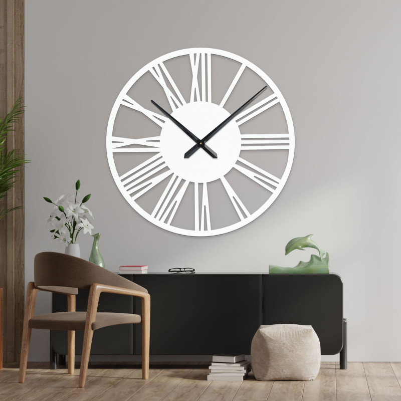 Wanduhr mit römischen Ziffern und silbernen Zeigern, Dekoration