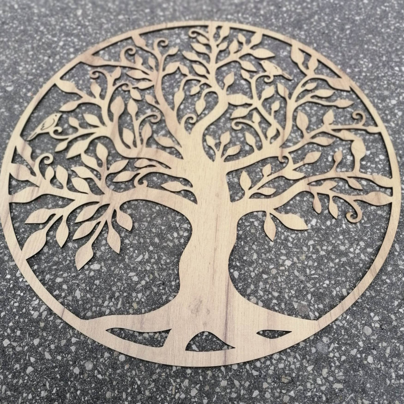 Runder Baumschmuck aus Holz mit feinen, natürlichen Details